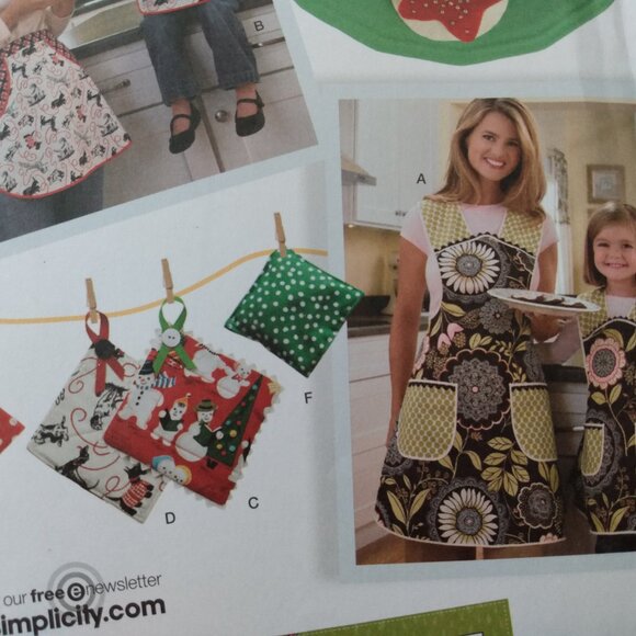 Child and Adult Apron & Play Food Cookies Toys Sewing Pattern Simplicity 2492 UC - Picture 5 of 12